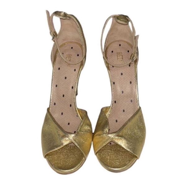 Red Valentino Gold Leather Stilettos
Sandals(Size 7,37) - Picture 5 of 10